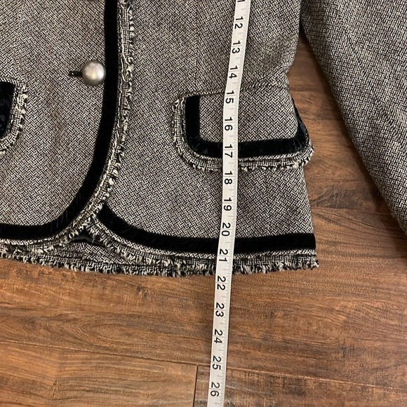 Banana Republic Fully Lined Wool Blazer with Faux Pockets with Trim, Sz. 4. - Picture 13 of 14